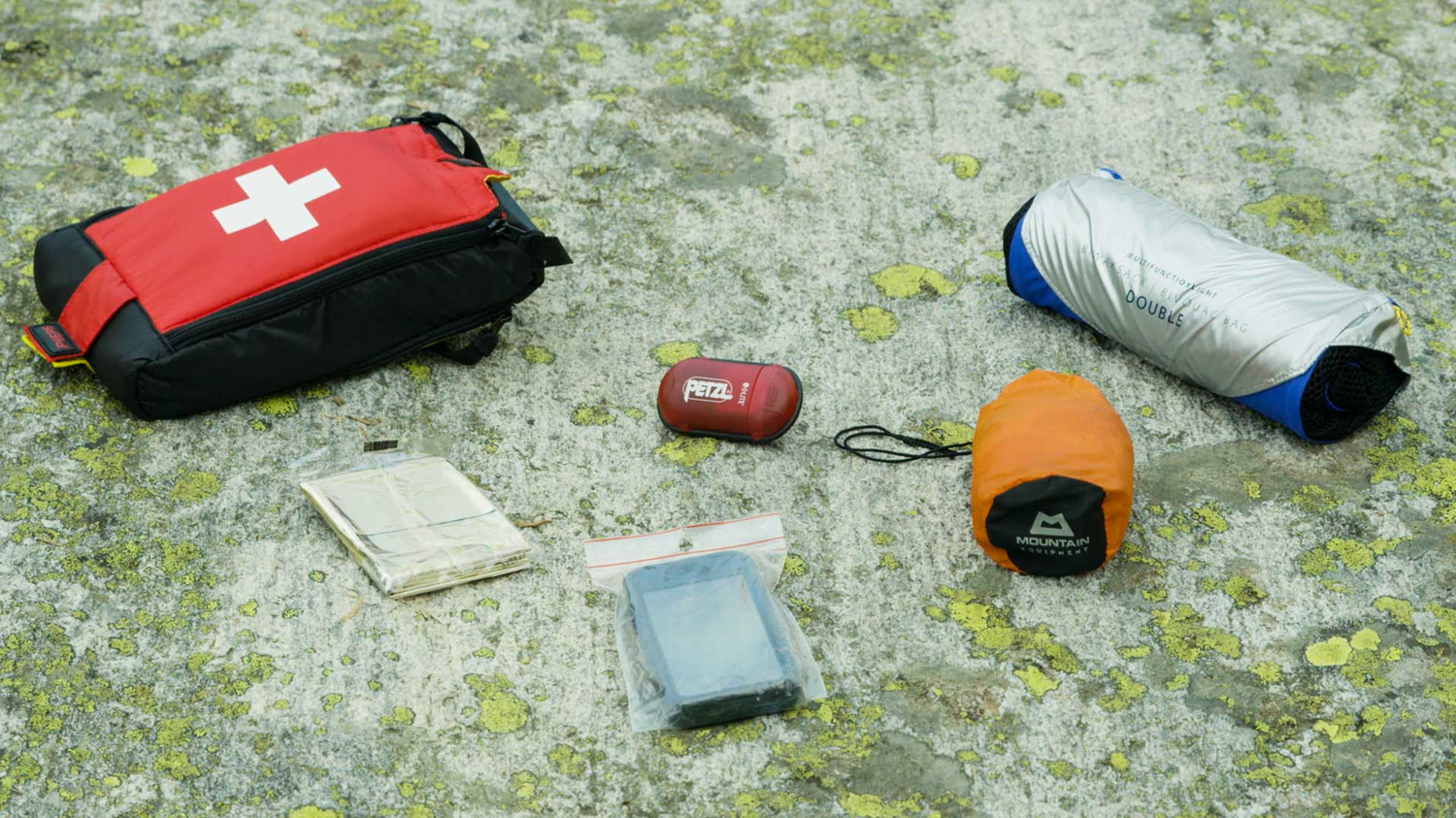 Notfall und Erste Hilfe Ausrüstung am Berg